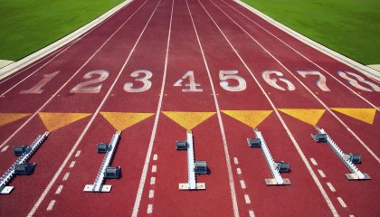 九游网游官网-_城市骑行马拉松：绿色出行引领新风尚_，穿骑行服跑马拉松