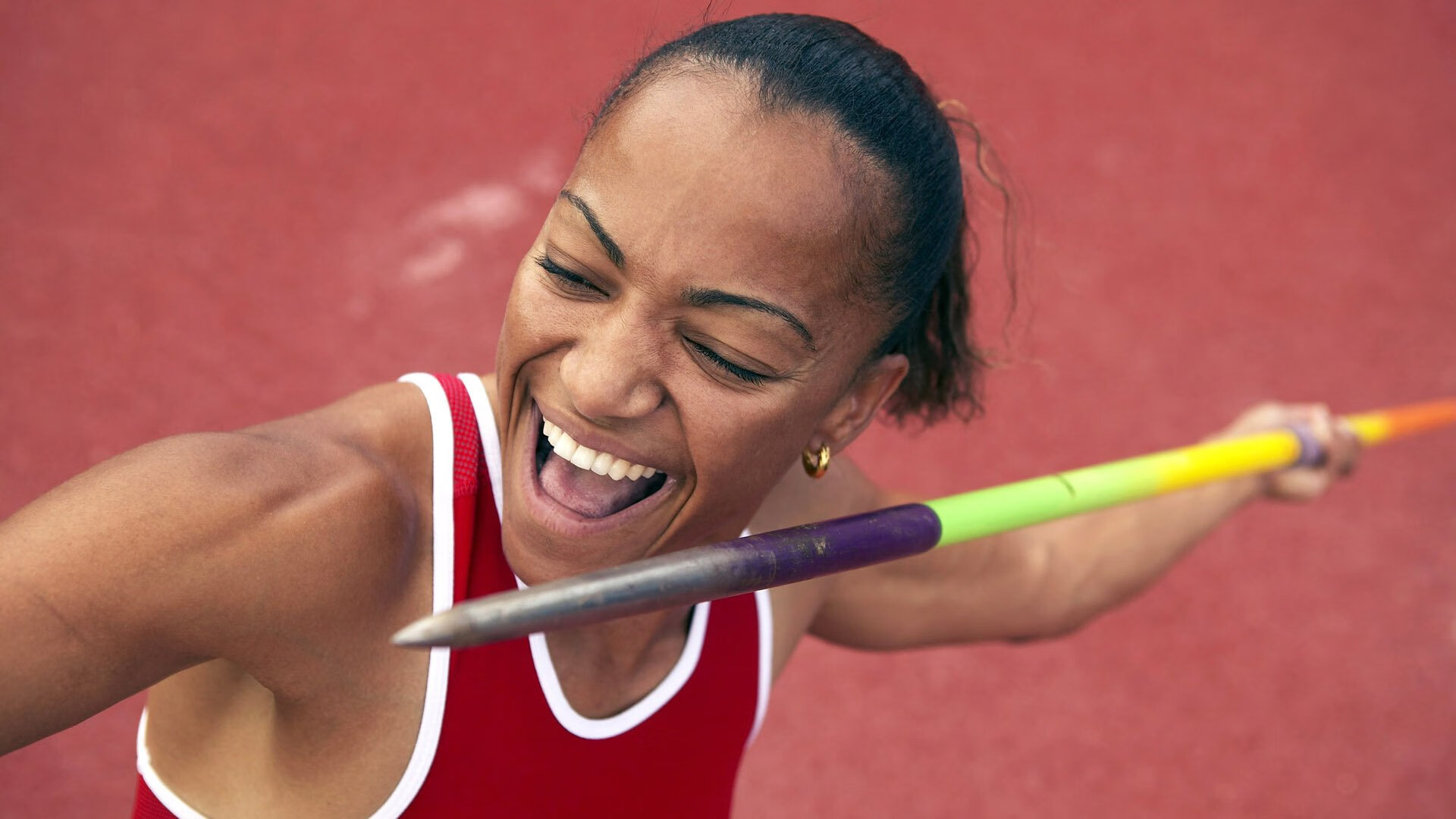 【规则深入】裁判如何应对比赛中的争议犯规？，比赛过程中当裁判员发现误判时只能在什么时间更改判决